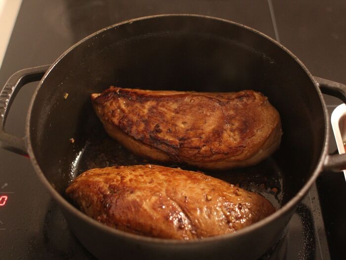 半日調味液につけた豚肉だけ取り出し、熱したstaubで表面を焼きます