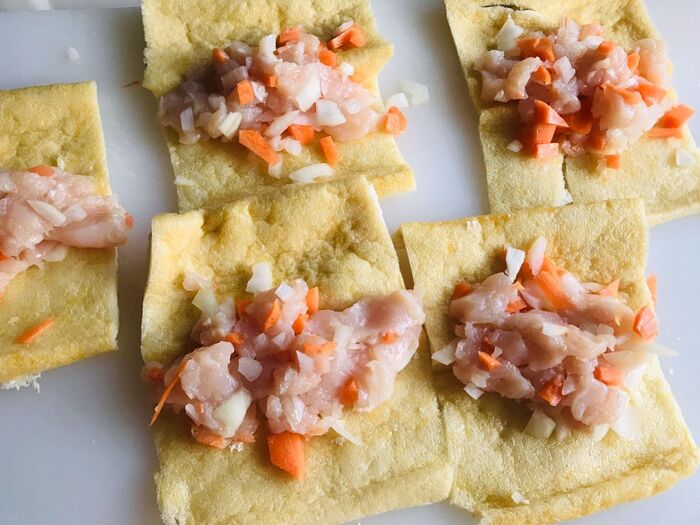 小揚げは開いて、中央に具材をのせる