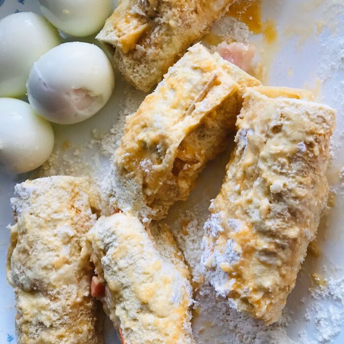 巻き終わりを爪楊枝で留め、信田揚げに衣をつけます。