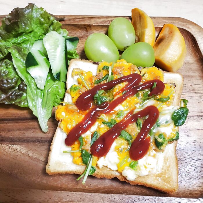 鮭フレーク入りオムレツのっけトースト