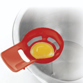 グッズを使って簡単・便利!黄身と白身がキレイに分けられる♪