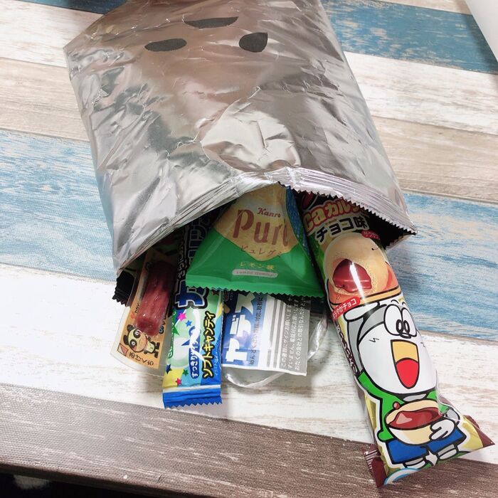 お菓子を詰めます