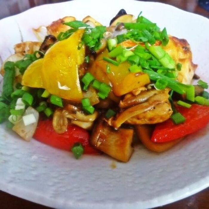 鶏むね肉ときのこのオイスターレモンバター炒め