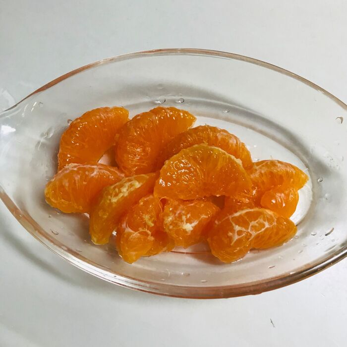 みかんは皮をむいて剥きます。