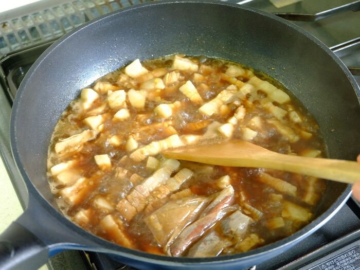 2に調味料とスパイス、豚肉を加えて中火で煮る