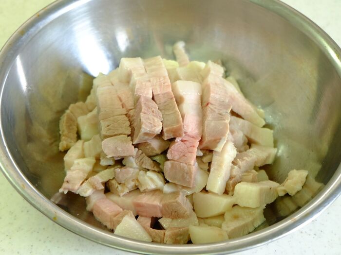 豚バラ肉の下準備をする