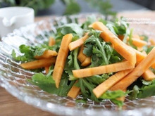 生で美味しい春菊♪春菊と柿のサラダ・バルサミコわさびドレッシング