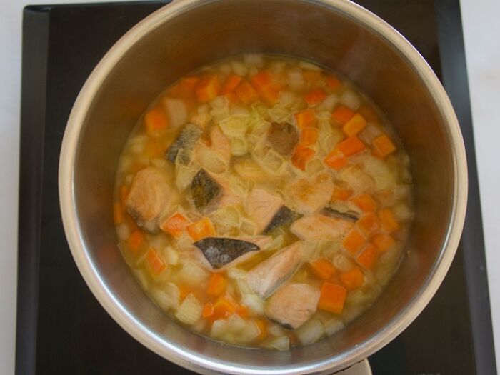 3 野菜を炒め、煮ます。