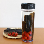 冷蔵庫に一晩置くだけ! "昆布とトマトの水だし"