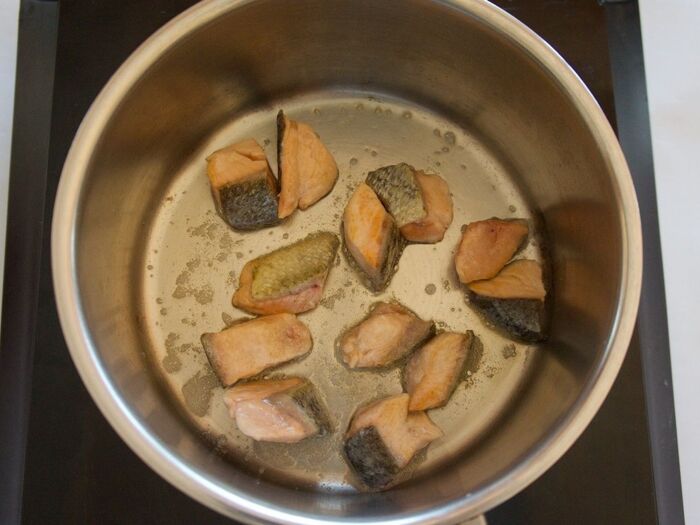 2 鮭を焼きます。