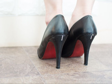 100均のマニュキュアでヒールをオシャレに!!