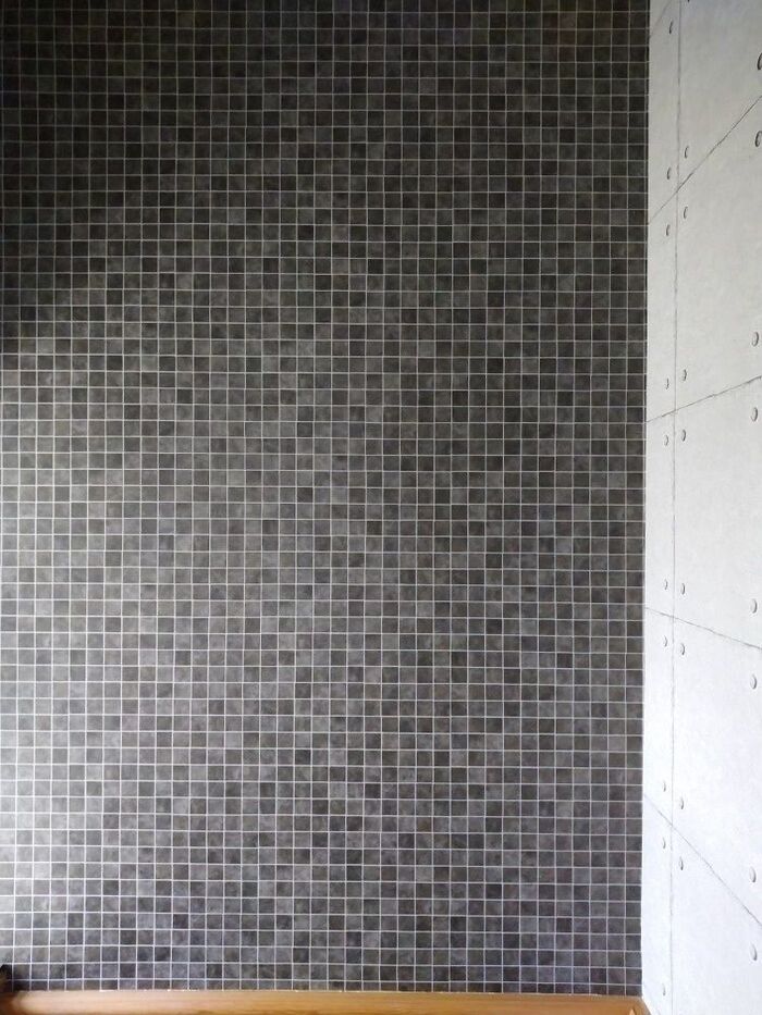 何も飾っていなかった黒タイルの壁紙に設置して見ます。(ちなみに、一階トイレです…)