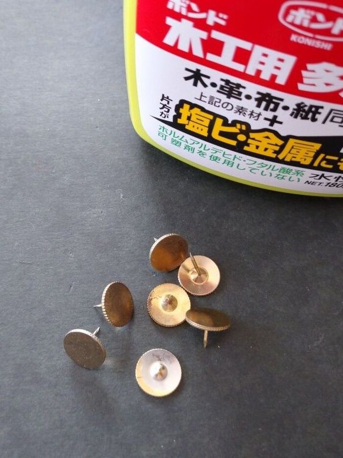 ちなみに、頭が平らな昔ながらの 画鋲を使いました。
