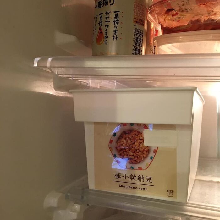 ラベルを切って貼る。