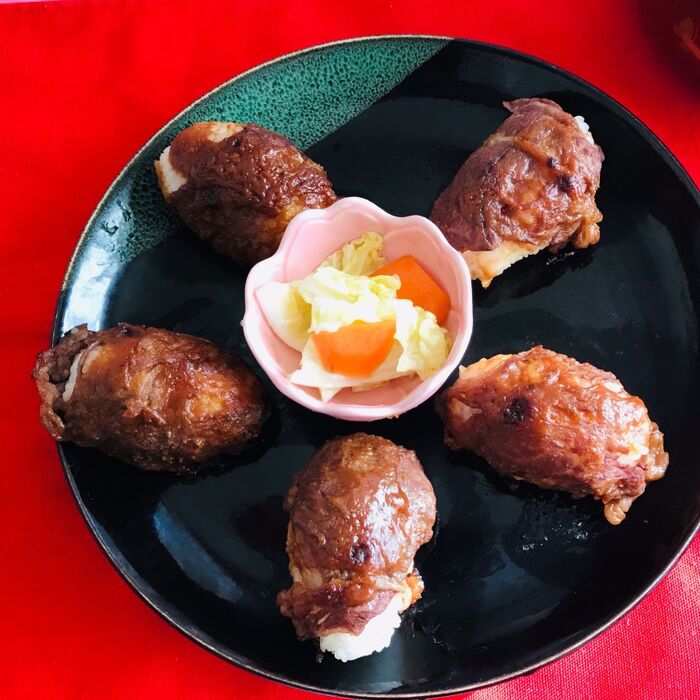 牛バラ肉で巻いチャイました焼きお握り!
