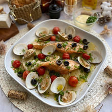 オーブン任せのごちそう!鮭のアクアパッツァ