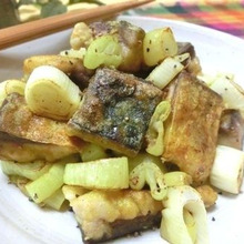 子どもも食べやすい☆ ころころカレー さばとねぎのカレー炒め