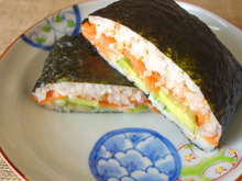 巻かずに簡単&ボリューム満点!カリフォルニアロール風おにぎらず