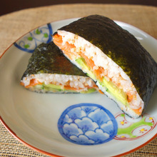 巻かずに簡単&ボリューム満点!カリフォルニアロール風おにぎらず