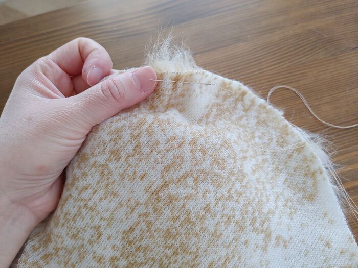 生地の端を縫う