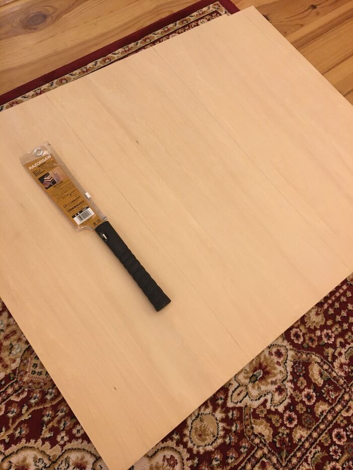 手鋸でカット。サイズぴったりの棚板を作る。　