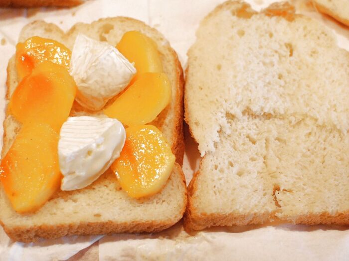 柿を切って、カマンベールチーズと一緒にパンに並べます