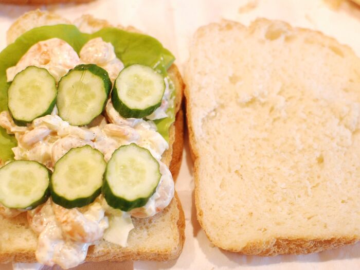 パンに具を挟みます