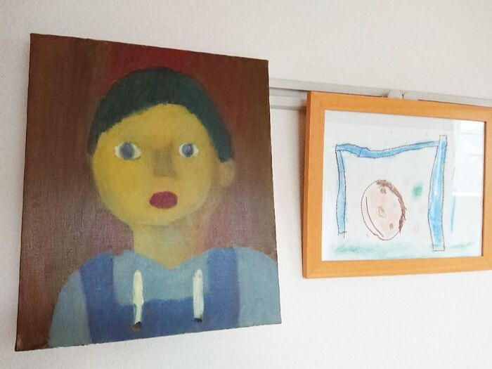 ソファ席のうしろの壁には息子の作品
