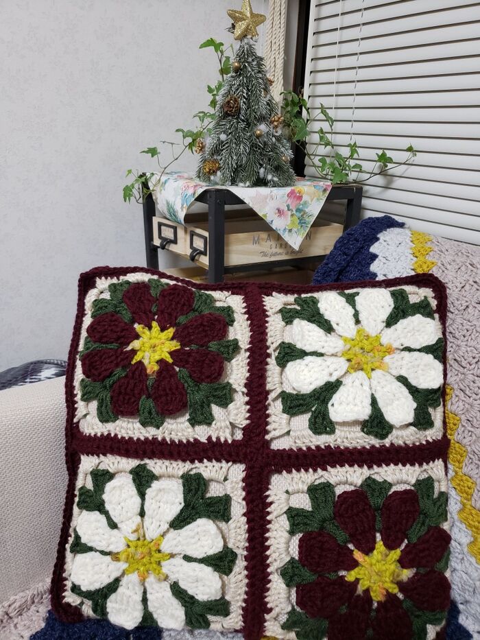 クリスマスカラーで編む!ポインセチアのクッションカバー