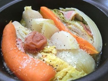 うま味がギュッ♪ 小鍋でミニ白菜の梅チーズポトフ