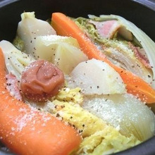 うま味がギュッ♪ 小鍋でミニ白菜の梅チーズポトフ