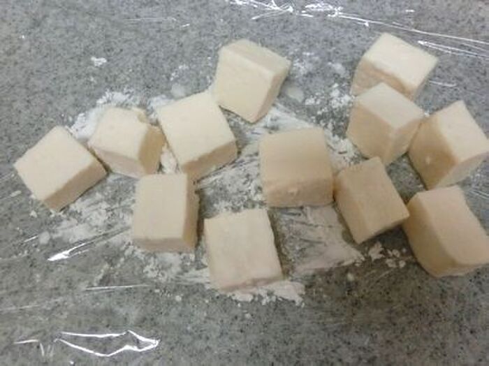 1.豆腐に片栗粉をまぶす