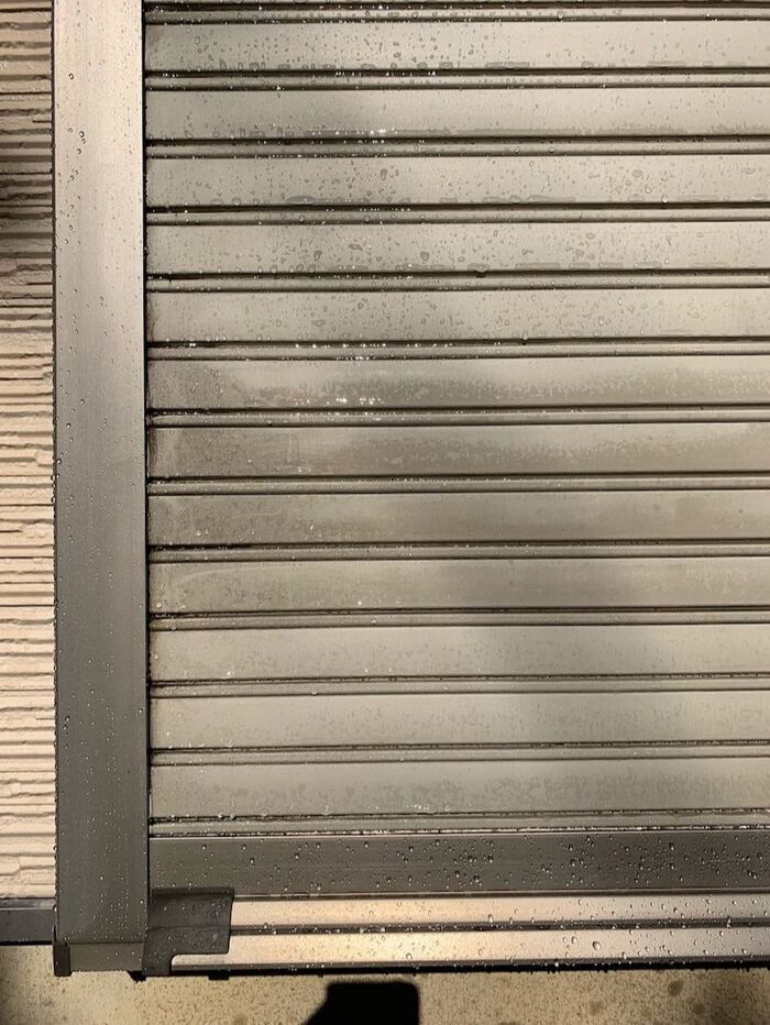 まずは全体に水をかけて砂やほこりを流す