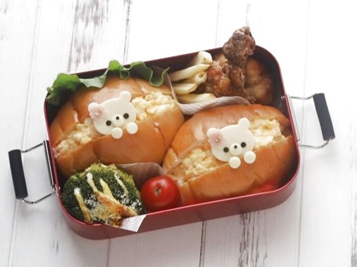 百均型で*パンからひょっこり♪簡単可愛いクマちゃんのロールサンド