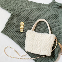 【ALL100均】ダイソーのネックウォーマーで作るふわもこバッグの作り方