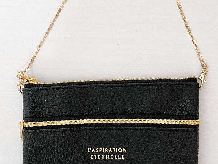 【作り方】③穴にチェーンを通します