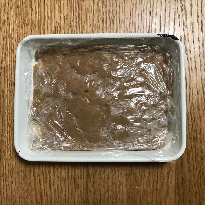 4.平たくして冷蔵庫で冷やします。