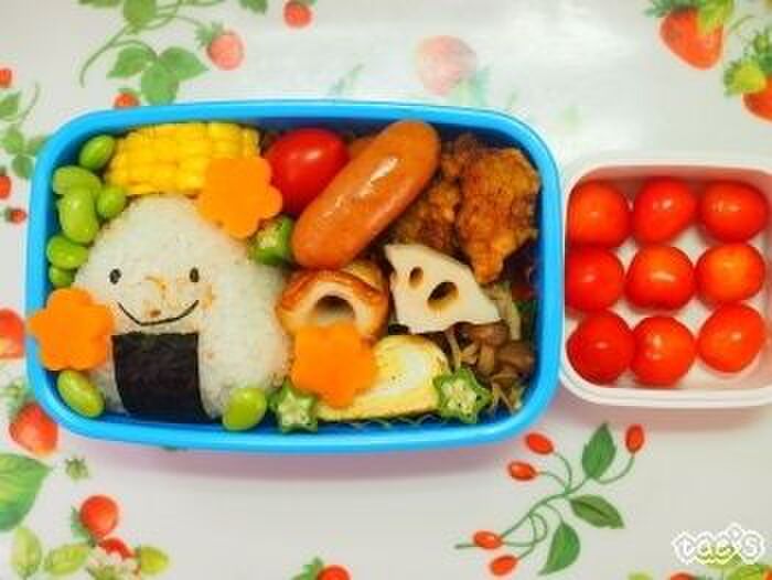 唐揚げ、野菜などのおかずを入れる