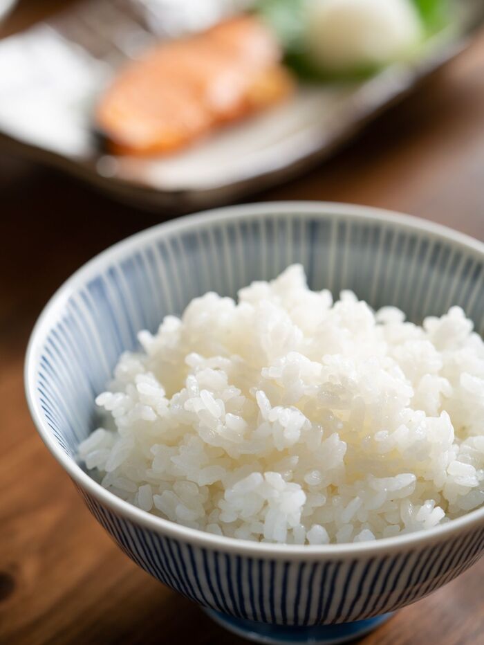 冷蔵庫で冷やしたミネラルウォーターをメモリ通り注ぎ、通常モードで炊飯