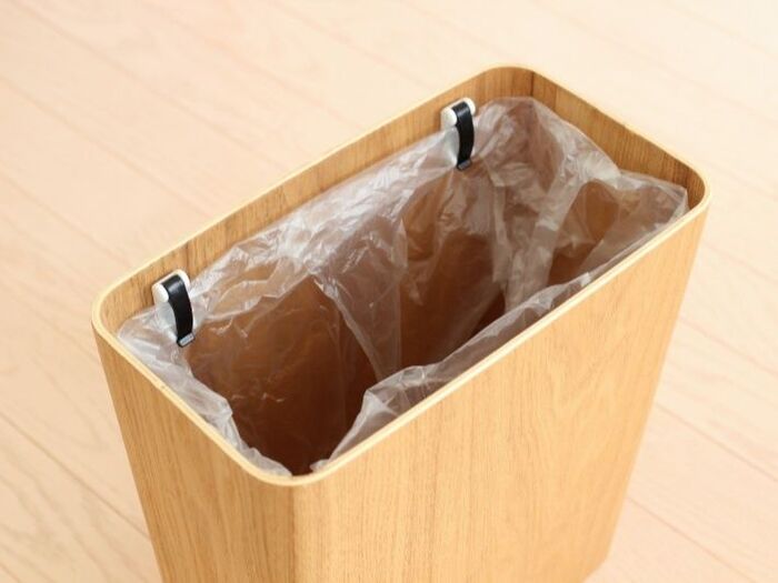 フックにゴミ袋を挟む