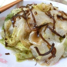 ペロリといけちゃう♪ レタスの塩昆布にんにく炒め