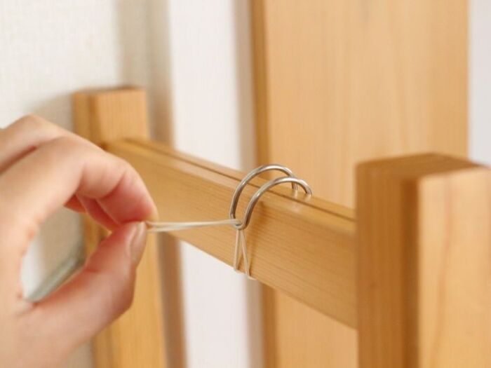 後ろのフックの間に輪ゴムを通す