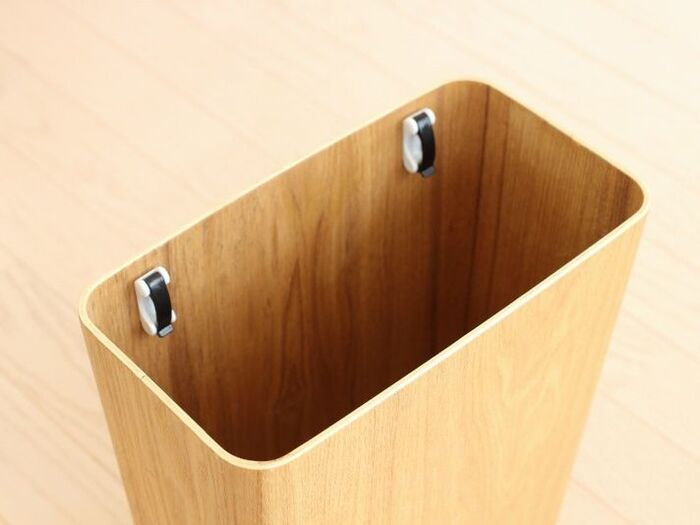 ゴミ箱の内側にフックを貼る