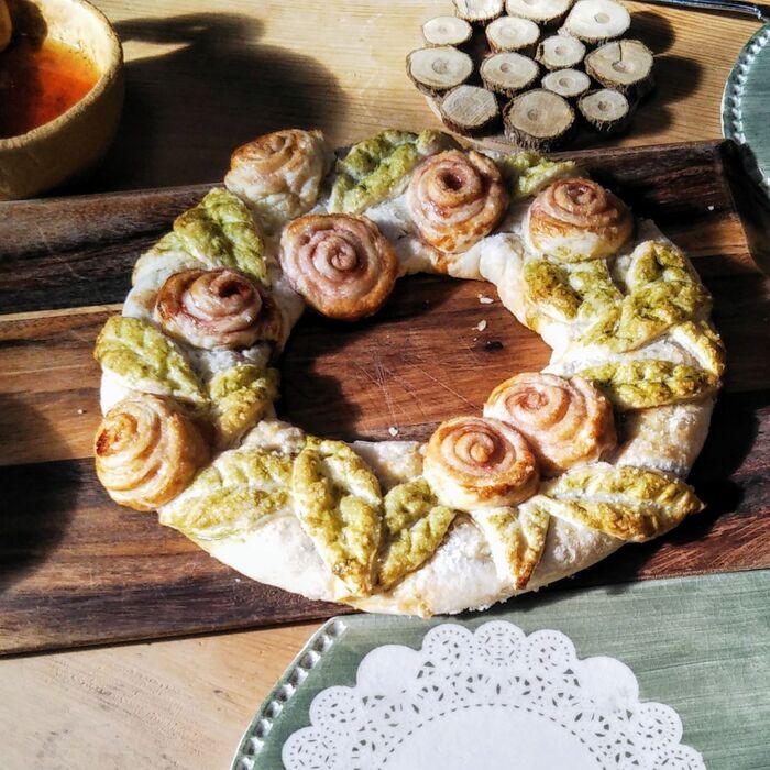 冷凍パイシートでクリスマスリースパイ!薔薇チェリーパイアート♡100均のレースペーパーの模様のお皿