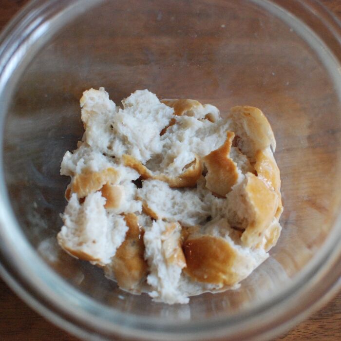 パンをちぎって牛乳にひたします