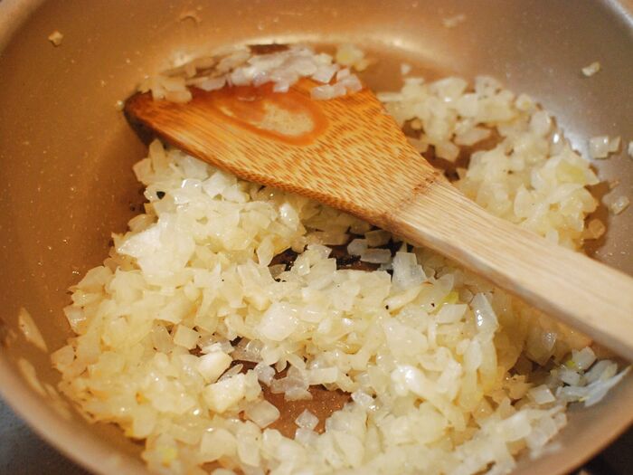 玉ねぎみじん切りは透き通るまで炒めます