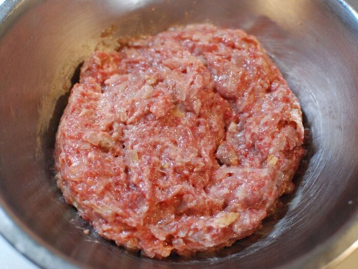 ハンバーグの形を作ります