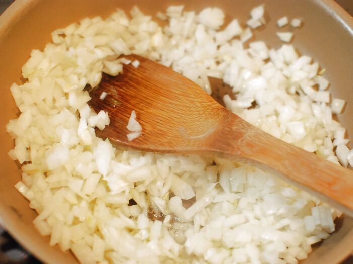 玉ねぎのみじん切りを炒めます