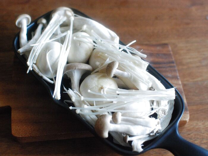 キノコ類を耐熱の器に並べる