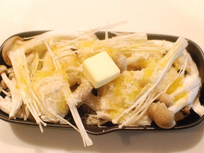 バターを乗せ、にんにくすりおろし、パン粉、オリーブオイル、塩コショウをする